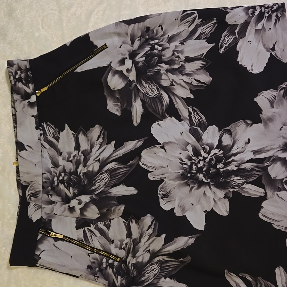H&M Black and Gray Floral Skirt Size 12 Zipper Pockets Back Zipper Closure‎